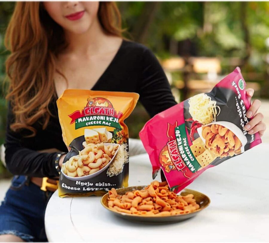 Two Elfath Makaroni Keju retail packs with cheese crackers served on a plate