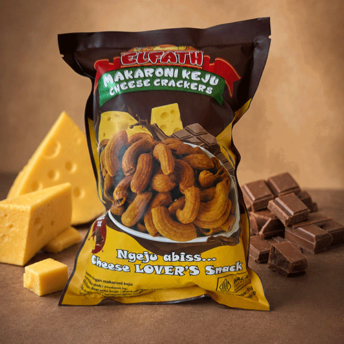 Choco Cheese gluten-free cracker variant served on a plate
